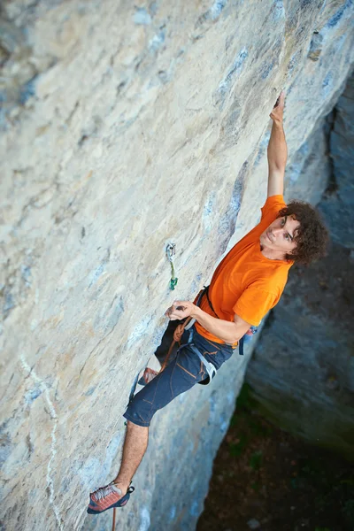 Arrampicatore maschile sulla scogliera — Foto Stock