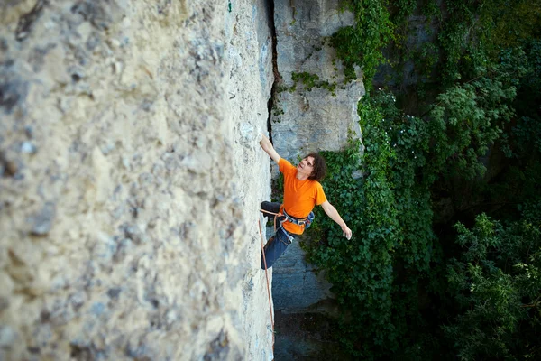 Grimpeur masculin sur la falaise — Photo