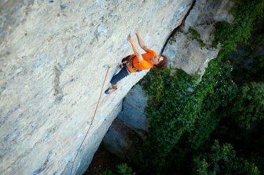 Uçurumdaki erkek dağcı