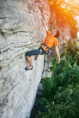 Uçurumdaki erkek dağcı