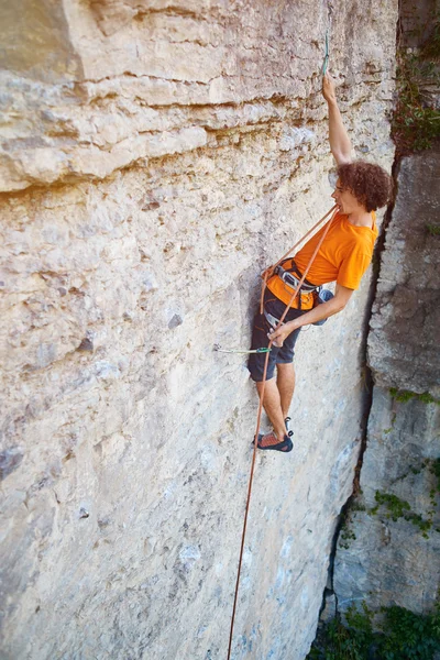 Männlicher Bergsteiger auf der Klippe — Stockfoto