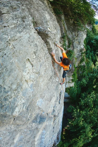 Männlicher Bergsteiger auf der Klippe — Stockfoto