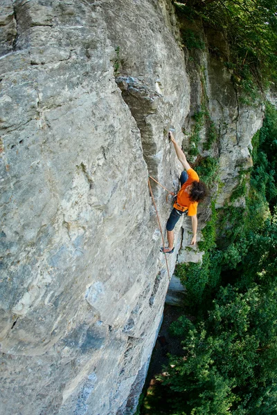 Männlicher Bergsteiger auf der Klippe — Stockfoto