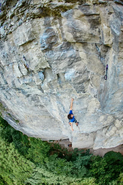 Hombre escalador de roca en el acantilado — Foto de Stock