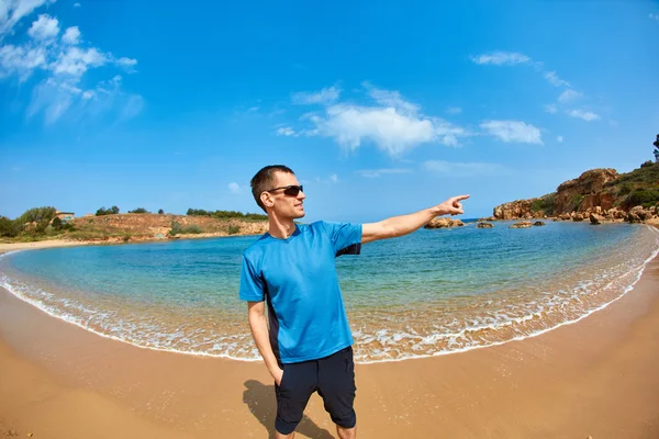 Hombre de pie en el mar en la playa . — Foto de Stock