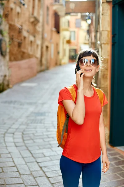 Turista en el casco antiguo —  Fotos de Stock