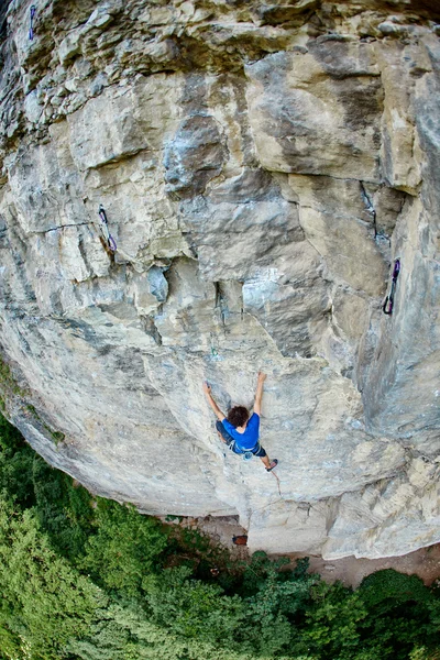 Male rock climber on the cliff — Stock Photo, Image