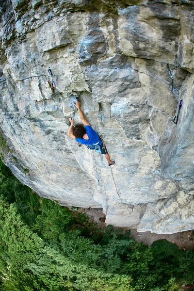 Arrampicatore maschile sulla scogliera — Foto Stock