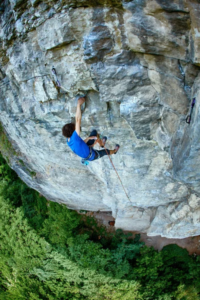 Homem escalador de rocha no penhasco — Fotografia de Stock