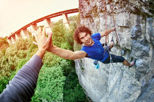 Männlicher Bergsteiger auf der Klippe — Stockfoto