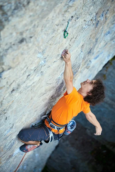 Männlicher Bergsteiger auf der Klippe — Stockfoto
