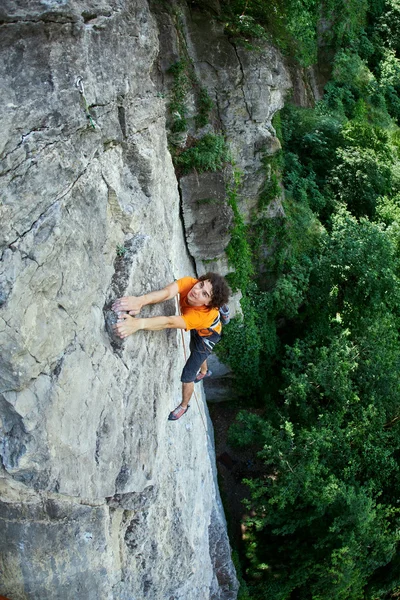 Grimpeur masculin sur la falaise — Photo