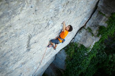 Uçurumdaki erkek dağcı