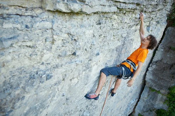 Male rock climber on the cliff — Stock Photo, Image