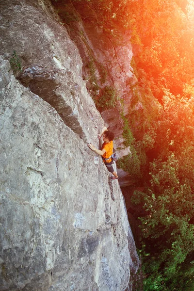 Arrampicatore maschile sulla scogliera — Foto Stock