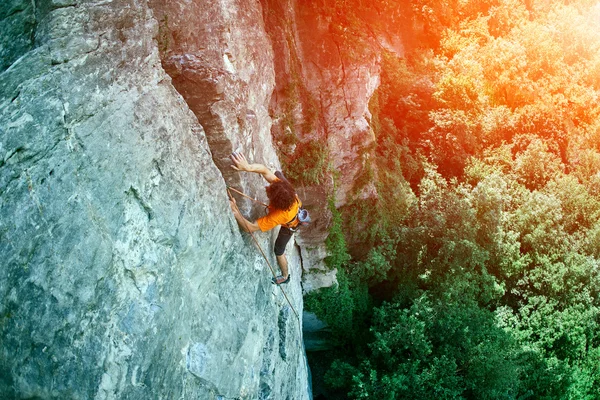 Hombre escalador de roca en el acantilado —  Fotos de Stock