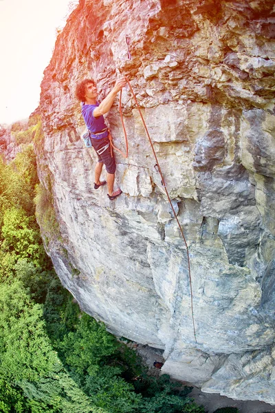 Männlicher Bergsteiger auf der Klippe — Stockfoto