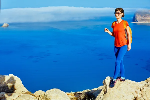 Femme voyageuse sur la falaise, plage de Balos, Crète — Photo