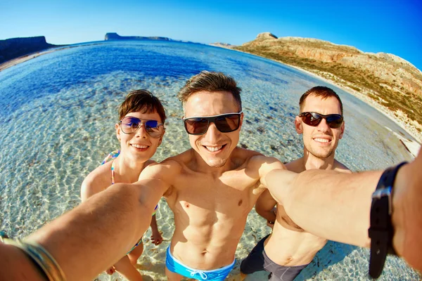 Glückliches Paar am Strand. — Stockfoto