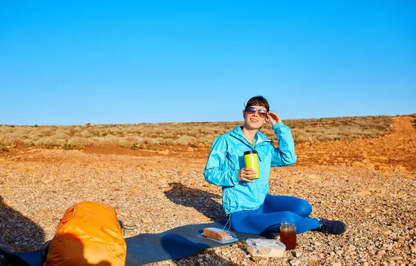 Nainen Matkustava Istuu Matolla Lähellä Autoa Juoda Kahvia Nainen Aavikon — kuvapankkivalokuva