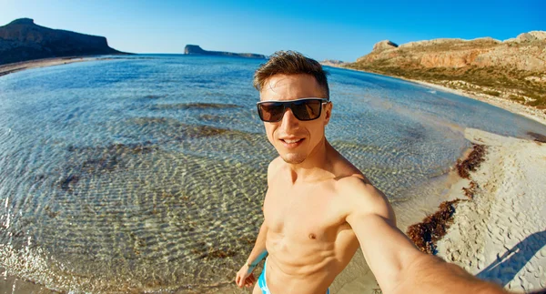 Hombre Está Tomando Sol Arena Playa Macho Parcialmente Agua Tomando — Foto de Stock