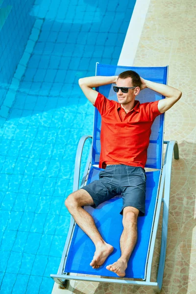 havuz kenarında genç adam