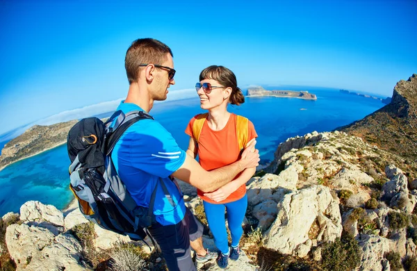 Couple Travelers Backpack Standing Cliff Sea Blue Sky Early Morning — Stock Photo, Image