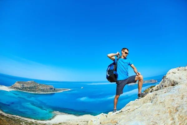 Male Traveler Backpack Standing Trail Cliff Sea Blue Sky Early — Stock Photo, Image