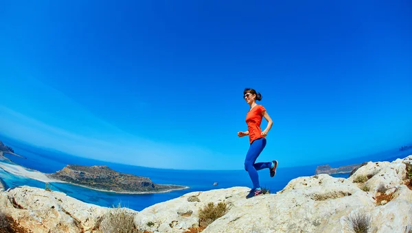 Mujer Corre Acantilado Contra Mar Azul — Foto de Stock