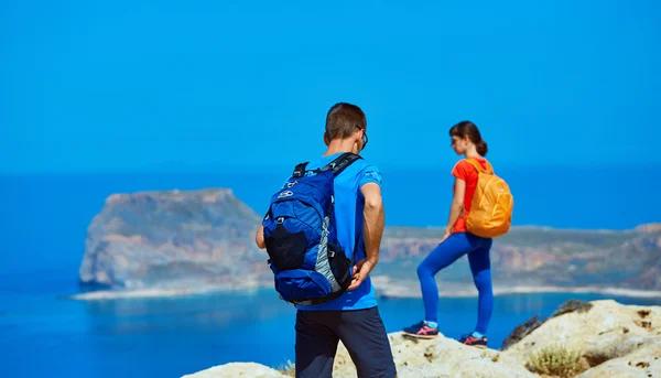 Ein Paar Reisende Mit Rucksack Stehen Frühen Morgen Auf Der — Stockfoto