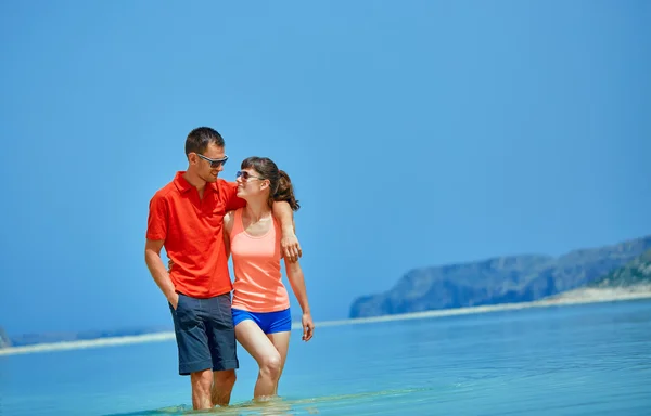 Junges Glückliches Paar Beim Morgendlichen Spaziergang Strand Balos Strand Beton — Stockfoto