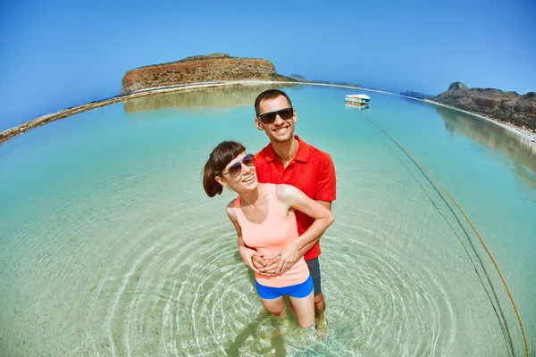 Unga Lyckliga Paret Promenerar Stranden Morgonen Balos Beach Kreta Grekland — Stockfoto