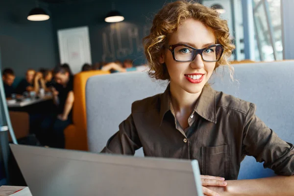 Woman with laptop in cafe — Stock Photo, Image