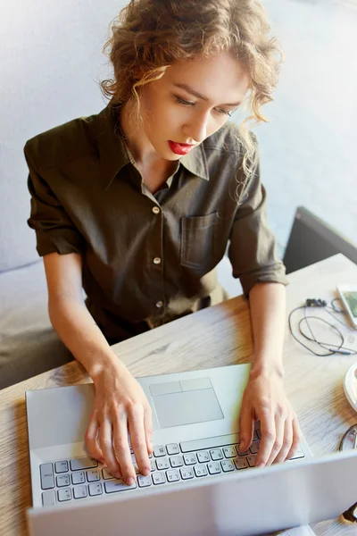 kafede dizüstü olan kadın