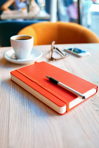 Tablo Kupası, defter ve gözlük