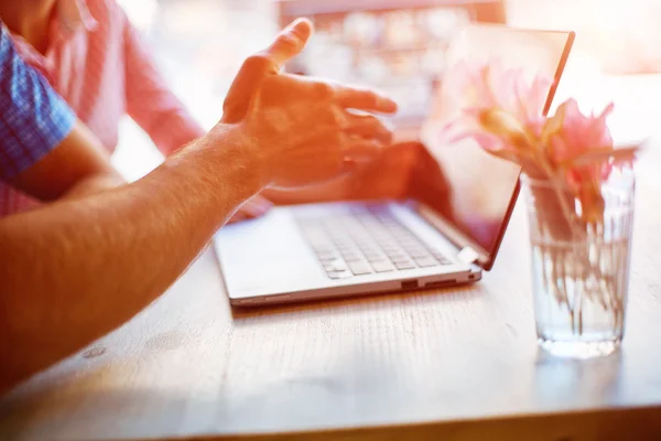 Junger Mann und Frau mit Laptop — Stockfoto