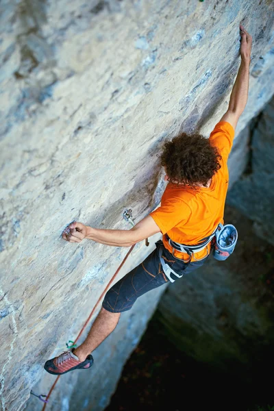 Чоловічий альпініст на скелі — стокове фото