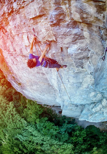 Männlicher Bergsteiger auf der Klippe — Stockfoto