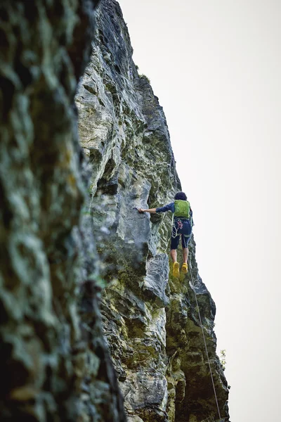 절벽에 남성 락 등산 — 스톡 사진