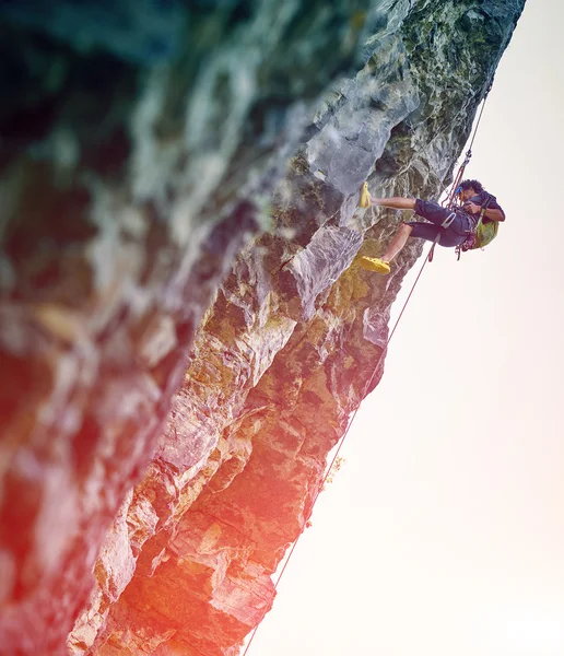 Männlicher Bergsteiger auf der Klippe — Stockfoto