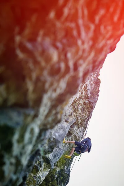 Скалолаз на скале — стоковое фото
