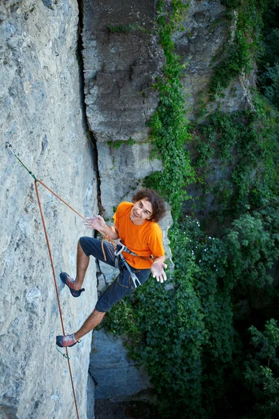 Grimpeur masculin sur la falaise — Photo