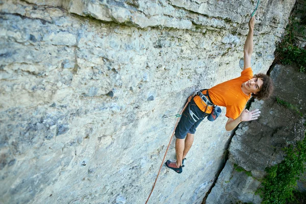 Männlicher Bergsteiger auf der Klippe — Stockfoto