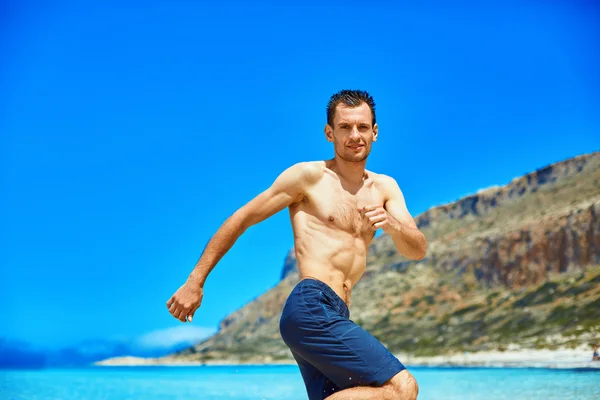 Hombre corriendo en la playa — Foto de Stock