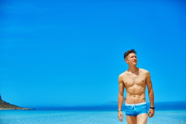 Sahilde dikilen adam