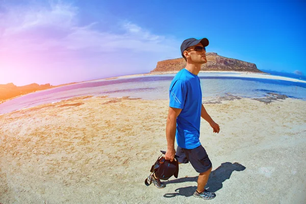 Hombre caminando en la playa — Foto de Stock