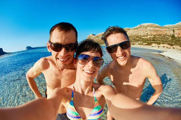 Glückliches Paar am Strand. — Stockfoto