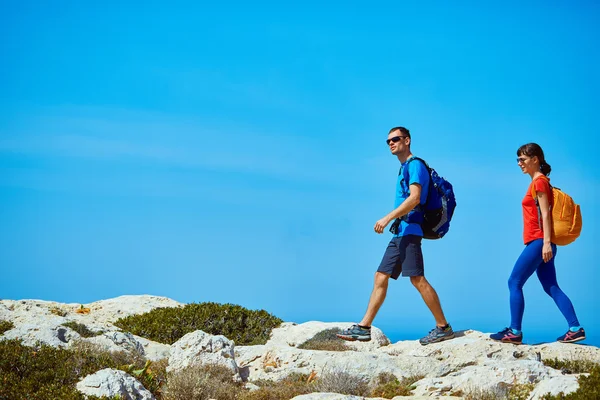 Reisende mit Rucksack — Stockfoto