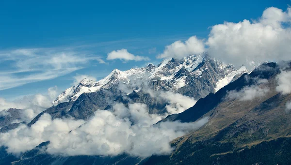 Montañas cubiertas de nieve . —  Fotos de Stock