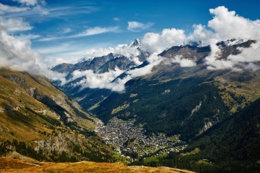 Dağları kar maskeli.